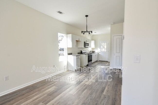 Building Photo - 2122 Circular Dr