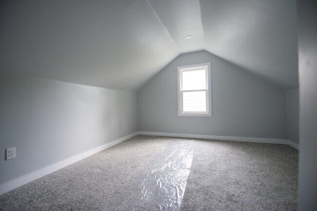 Building Photo - 4 bedroom 2 Bath home!!