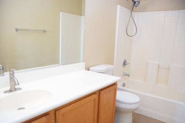 Building Photo - BEAUTIFUL 4 BEDROOM, 2.5 BATH SINGLE-FAMIL...