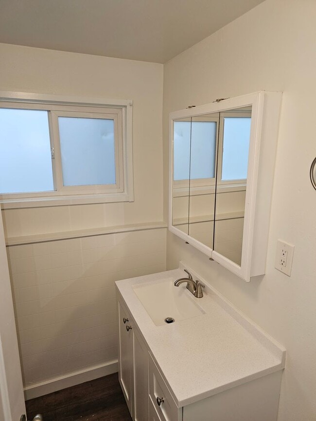 Building Photo - Beautiful Renovated 4 bedroom home For Ren...