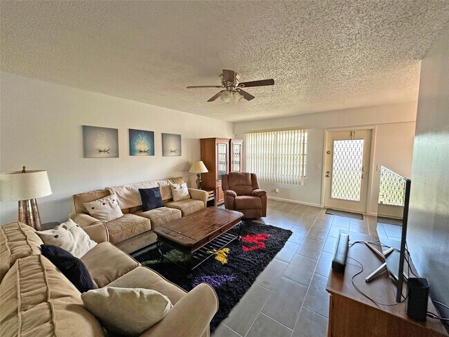 Building Photo - 543 Mansfield M