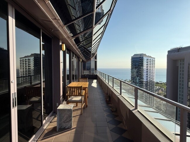 Building Photo - Luxurious 2 bed/2bath/2 parking Fully Furnished in One Waterfront Towers