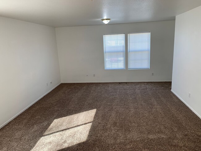 Building Photo - Beautiful 4 Bedroom 3 bath home in Merced!