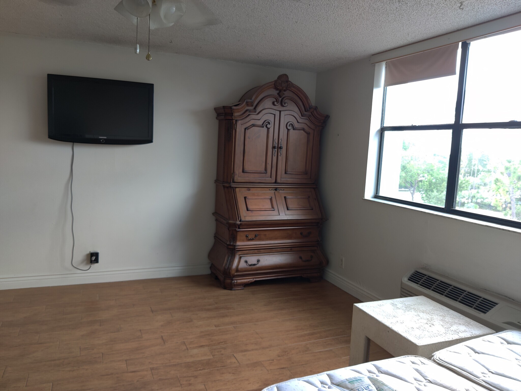 Building Photo - 2501 Riverside Dr