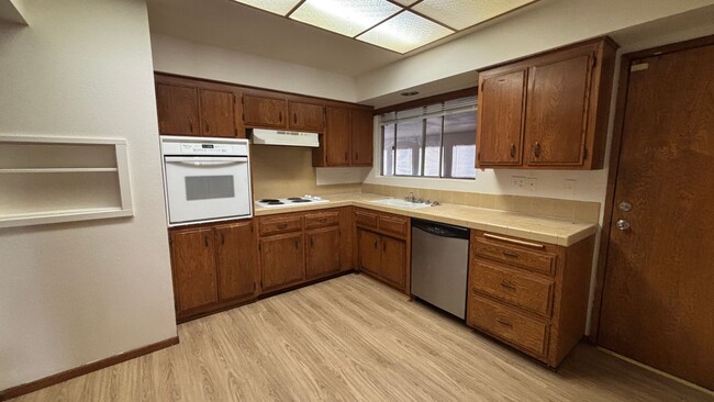 Building Photo - Central Hemet - Three Bedroom, Two Bathroo...