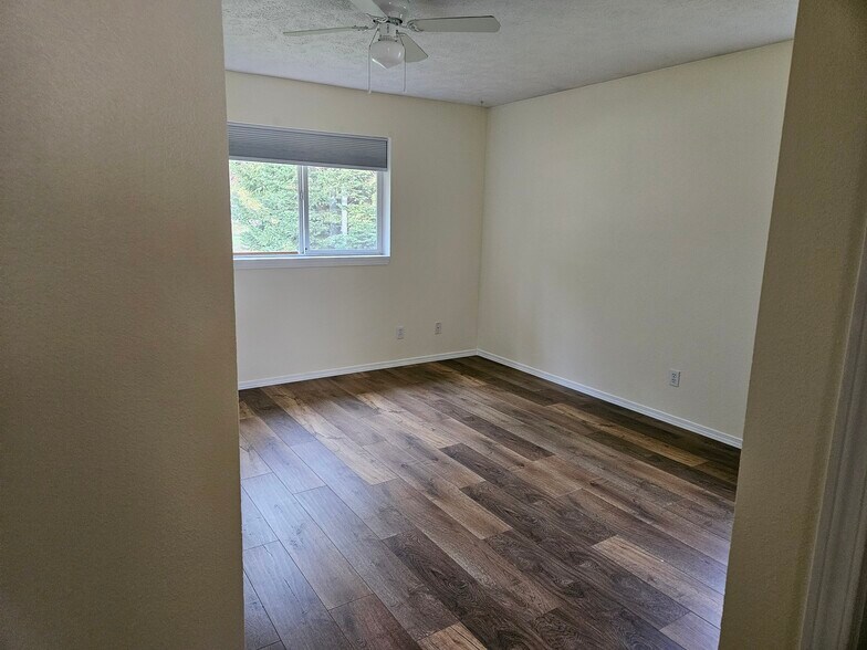 Building Photo - 9611 N Normandie Ln