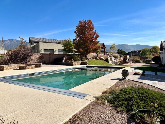 Building Photo - Move in Special Luxury 4 bedroom 4.5 bathr...