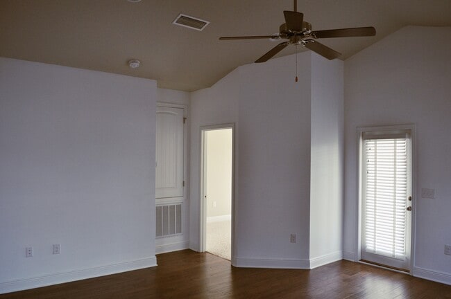 Building Photo - New 3 Bedroom in Driftwood Estates