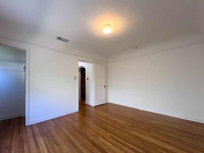 Building Photo - Storybook 3BR Home in Pretigious Rossmoyne...
