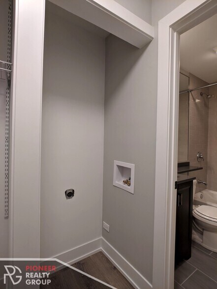 Building Photo - 542 W Surf St