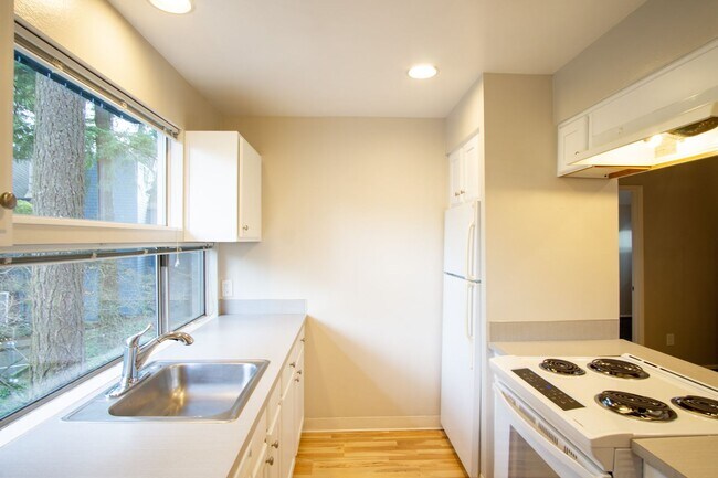 Building Photo - Fantastic Lake Oswego 2Bdr w/Fireplace, Dishwasher & W/D + Balcony