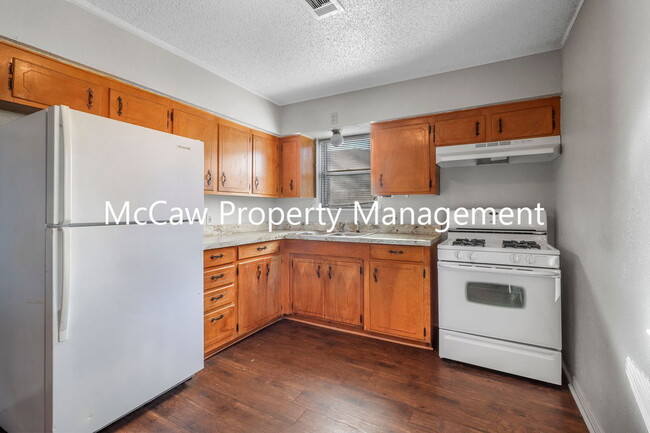 Building Photo - 709 Sequoia Dr