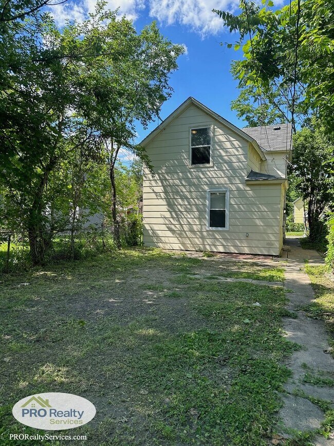 Building Photo - 3 Bedroom Home in St. Paul