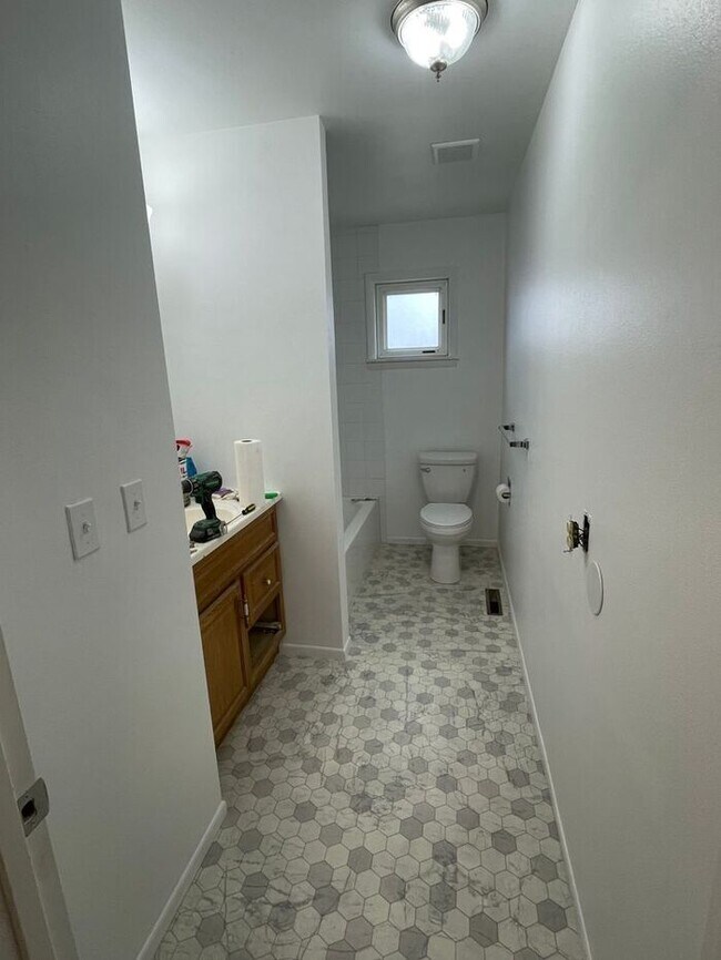 Building Photo - 2 Bedroom, 1 Bath Ranch Style Duplex with ...