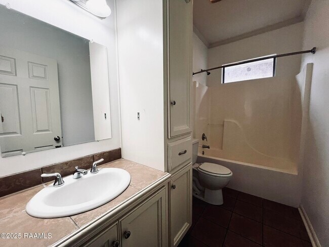 Building Photo - 125 Oakbend Dr