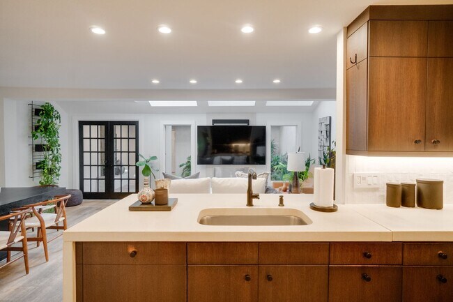 Building Photo - Exquisite 3 bedroom 2.5 bath two-story Executive Condo in Winter Park with 2-Car Garage