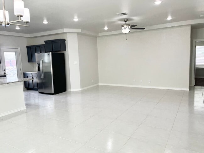 Building Photo - Beautiful  House 3 beds/3 baths. This Prop...