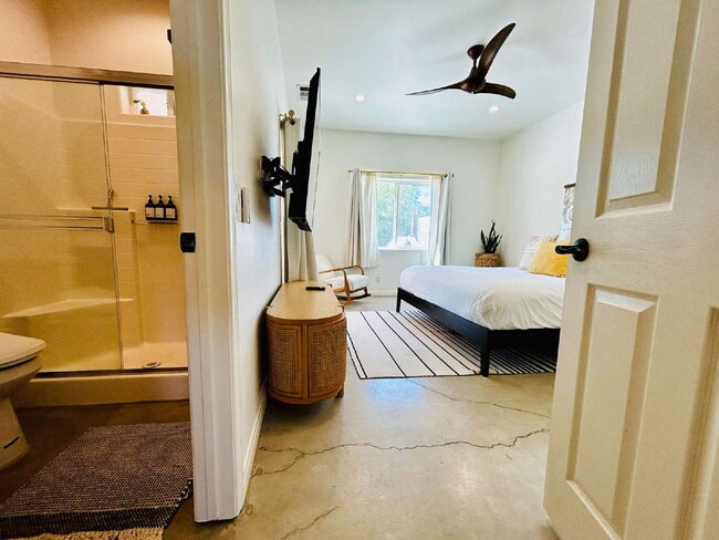 Building Photo - Gorgeous, renovated home on 2 acres in quiet neighborhood.