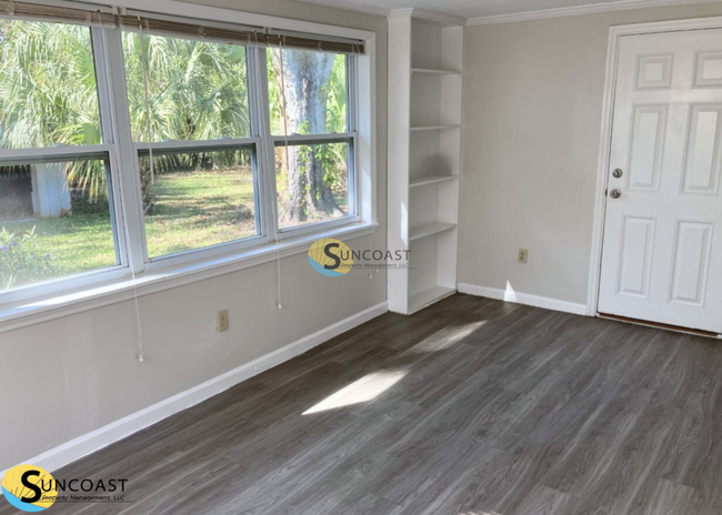 Building Photo - Spacious Home Full of Natural Light!