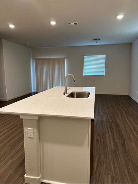 Building Photo - 1913 E Evening Glow Ave