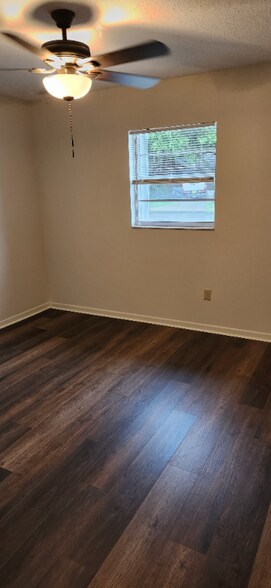 Building Photo - 109 S Delaney Ave