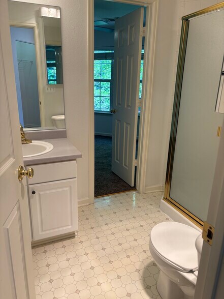 Second bathroom - 550 Mohawk Dr
