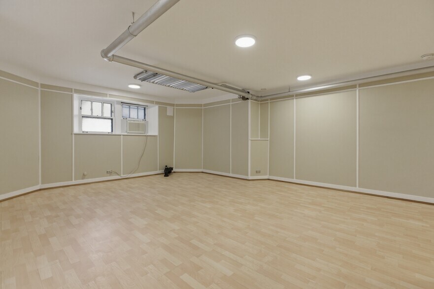 Building Photo - 6645 N Greenview Ave