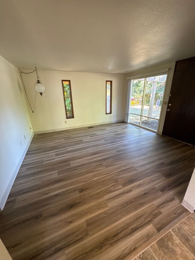 Building Photo - Bright 3 Bedroom 1 Bath in NW Corvallis ~ Small Dogs Welcome!