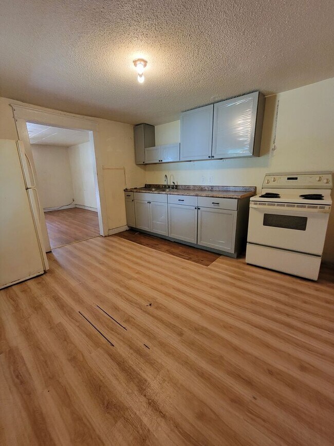 Building Photo - 2 bedroom | 1 bathroom | Entire HOME- Freshly painted!
