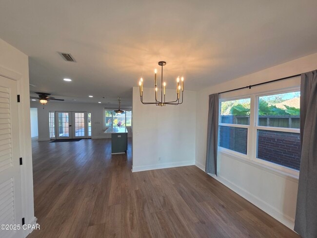 Building Photo - 920 W Beach Dr