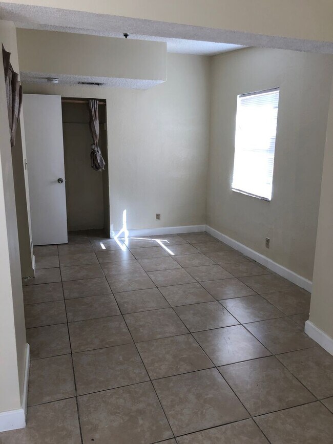 Building Photo - Large 5-2 house by Walmart