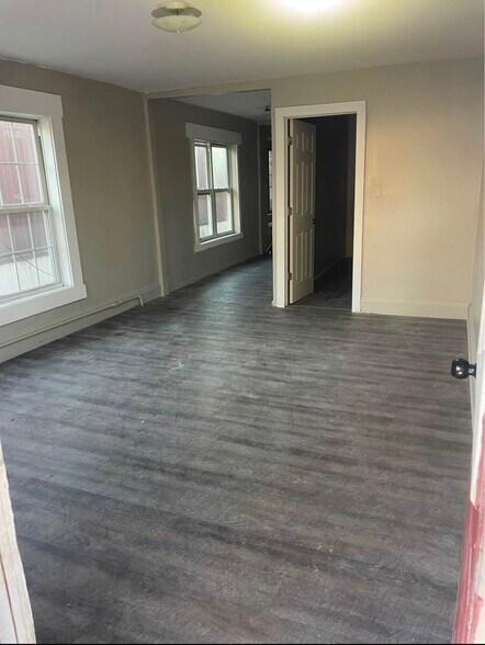 Building Photo - 108 Miller St