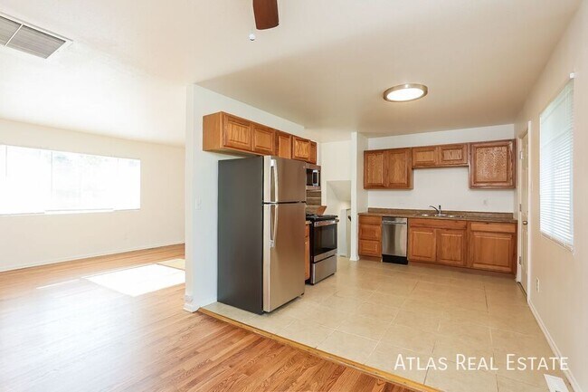 Building Photo - 649 Evanston St