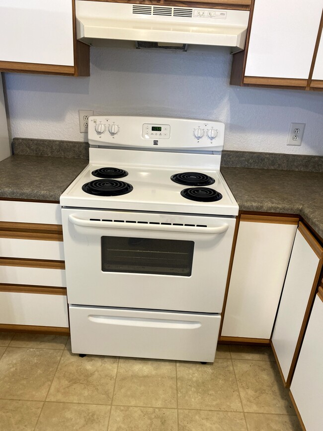 Range/Stove - Oakwood Terrace Apartments