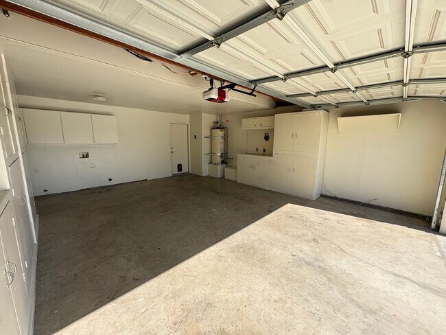 Building Photo - SE Visalia home Rent Ready!
