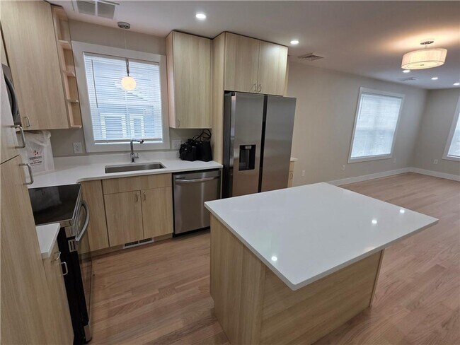 Building Photo - 29 Dunford St