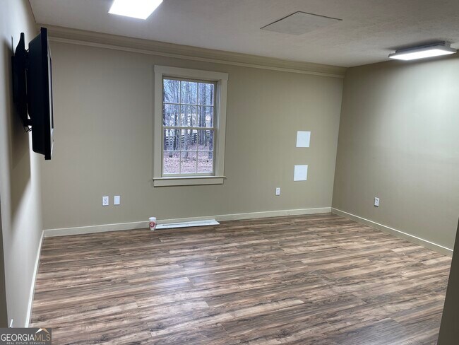 Building Photo - 5745 Hendrix Rd