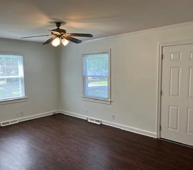 Building Photo - 2803 Robin Hood Dr