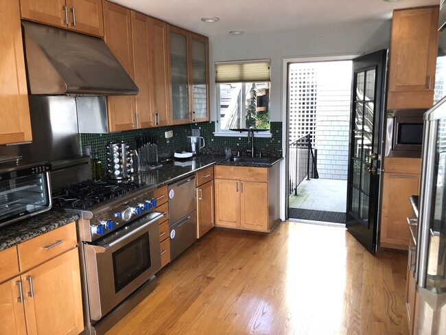 Building Photo - Elegant & Expansive Furnished 3 Bedroom/2 ...
