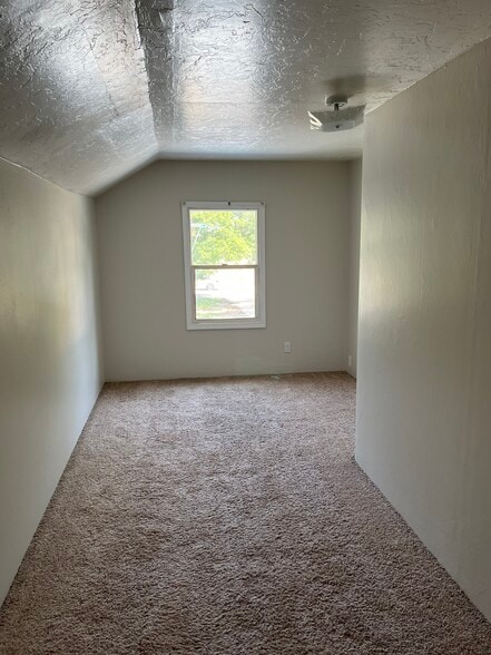 Building Photo - 860 E 65th S