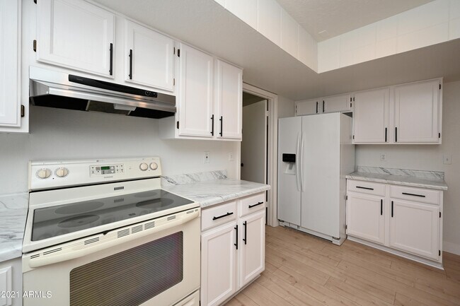 Building Photo - 7301 W Canterbury Dr