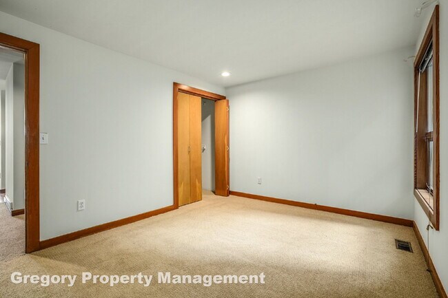 Building Photo - Outstanding Lake Sammamish Views. Private ...