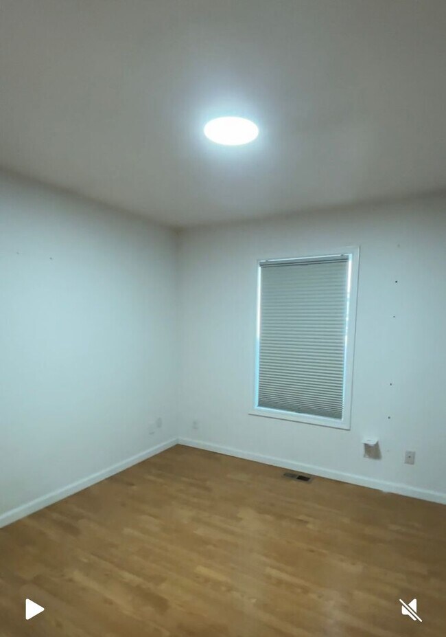 Building Photo - Large Lot Near Downtown Hillsboro