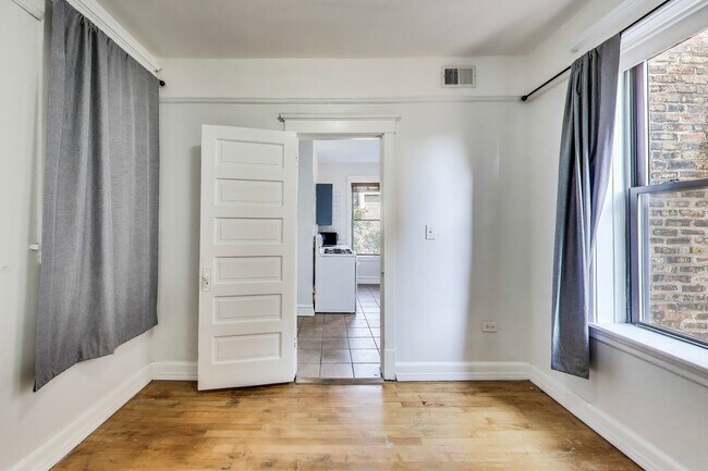 Building Photo - 2164 N Oakley Ave