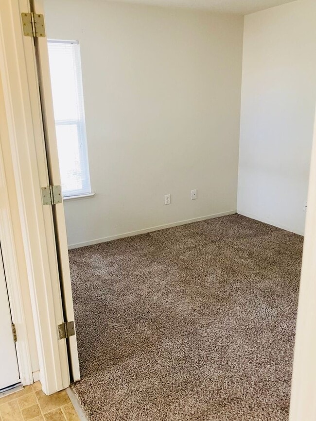 Building Photo - Charming 3 Bedroom