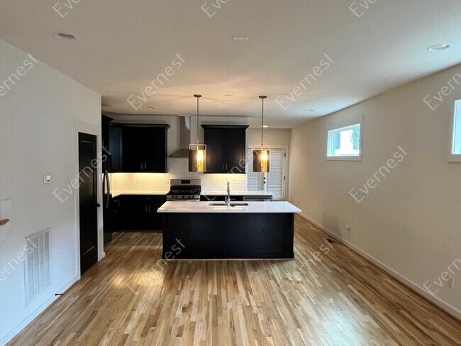Building Photo - 4-Bedroom Home with Modern Comforts in a P...