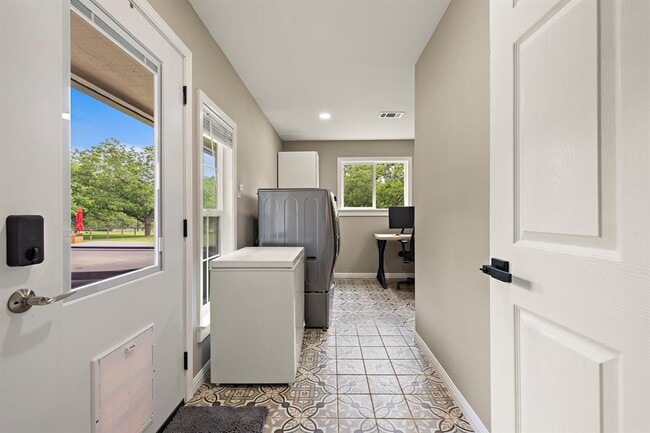 Building Photo - 1007 S Gabriel Dr