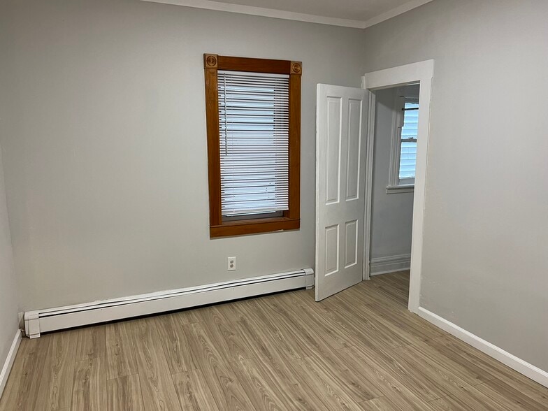 Building Photo - 52 Gifford Ave