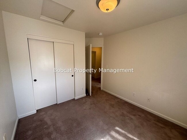 Building Photo - 217 Meadowood Ct