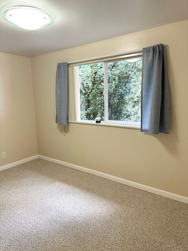 Building Photo - Spacious Home In Peaceful Setting!